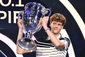 Jannik Sinner reçoit son trophée de numéro un mondial devant son public