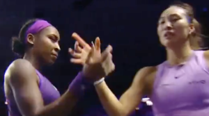 La poignée de main glaciale entre Cori Gauff et Qinwen Zheng en finale du Masters