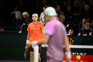 Malgré un bon départ contre Holger Rune, Arthur Cazaux s&rsquo;arrête en huitièmes du Rolex Paris Masters