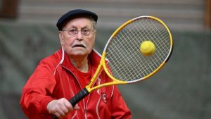 « Quand je joue, j’ai 20 ans dans ma tête »… A 100 ans, Armand tape dans la balle deux fois par semaine au Stade Toulousain tennis