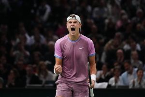 Rune crée la surprise face à De Minaur et rejoint les demi-finales à Paris