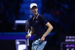 Sinner domine Medvedev et termine premier de son groupe aux Finales ATP, Fritz qualifié pour les demi-finales