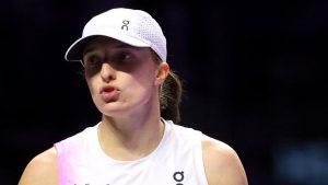 VIDEO. Tennis : « Mec, tu n’as rien compris ! » Iga Swiatek recadre sévèrement le PDG qui a volé la casquette tendue à un enfant par un joueur