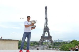 Une silhouette de 10 mètres projetée au Trocadéro, l&rsquo;hommage géant de Nike pour Rafael Nadal à Paris