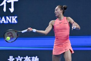 Vainqueur de Rybakina, Zheng reste en vie dans les WTA Finals