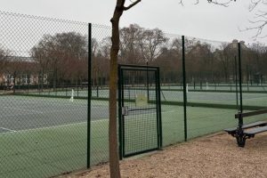 À Paris, les emblématiques terrains de tennis du Luxembourg vont-ils enfin rouvrir ?