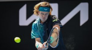 ATP > Pat Cash sur Rublev : « Frapper la balle fort et à plat ne suffit pas contre les meilleurs joueurs du monde et Andrey l&rsquo;a découvert lorsqu&rsquo;il est arrivé à la fin des tournois du Grand Chelem »