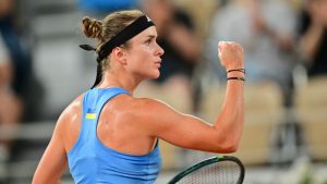 Guerre en Ukraine : lance-roquettes et mitrailleuse à la main… Une star mondiale du tennis au soutien des soldats ukrainiens sur le front à Kharkiv