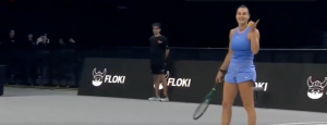 Insolite, Vidéos > Sabalenka, dérangée par les pleurs d&rsquo;un bébé : « C&rsquo;est exactement ce que je ressens en ce moment »