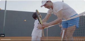 Vidéos > Nadal plutôt mal à l&rsquo;aise au moment de jouer les professeurs de tennis…