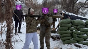 « Voici nos héros »: une star du tennis ukrainien va au front et s&rsquo;entraîne avec un lance-roquettes