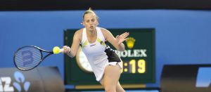 WTA > Le message poignant de Jelena Dokic, ex-4ème mondiale, martyrisée par son père : « Le jour où nous cesserons de parler des problèmes les plus importants de notre société et leur tournerons le dos, ce sera la fin de notre monde et de notre société. Partager mon histoire, dire la vérité, ne pas me taire m&rsquo;a sauvé la vie »