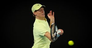 ATP > Fabrice Santoro : « Jannik Sinner tient sa ligne comme Djokovic, défend comme lui mais tout ce qu&rsquo;il fait est plus violent que Novak. Sa balle est fouettée en permanence »