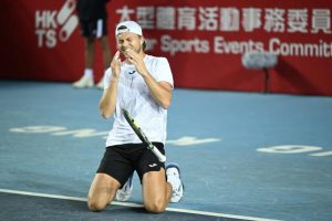 Alexandre Müller, après avoir remporté à Hong Kong son premier titre sur le circuit (Tennis)