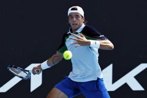 Arthur Cazaux s&rsquo;en sort en cinq sets contre Sebastian Baez et se qualifie pour le 2e tour de l&rsquo;Open d&rsquo;Australie