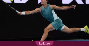 Australian Open : Alcaraz empoche le premier set, Djokovic touché physiquement (DIRECT)