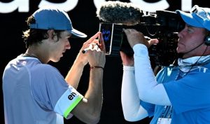 De Minaur bat Alcaraz lors d’une exhibition sur la Rod Laver Arena