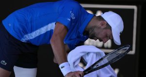 Djokovic abandonne, Zverev en finale – rts.ch