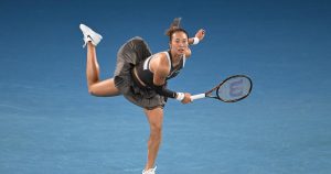 Finaliste de l&rsquo;édition 2024, Zheng Qinwen réussit son entrée en lice – rts.ch