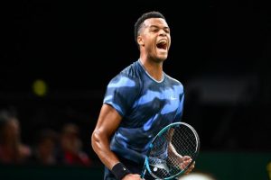 Giovanni Mpetshi Perricard domine Frances Tiafoe et file en quarts de finale à Brisbane