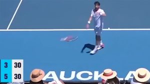 Il craque et envoie sa raquette… sur une supportrice: l&rsquo;énorme coup de sang d&rsquo;un joueur de tennis anglais