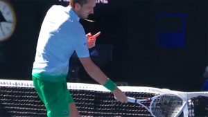Il détruit sa raquette… et une caméra: Daniil Medvedev pète un plomb en plein match à l&rsquo;Open d&rsquo;Australie