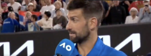 Insolite, Open d&rsquo;Australie > Djokovic à un spectateur en tribunes après sa victoire au 3e tour : « Désolé, mon pote, j&rsquo;ai une femme. Mais nous pouvons aller boire un verre, peut-être que tu en as déjà bu quelques-uns »