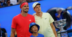 Insolite, Open d&rsquo;Australie > Présent dans le même avion que Jannik Sinner, son bourreau en finale, Alexander Zverev ne perd pas son sens de l&rsquo;humour : « Au moins, je suis devant lui cette fois »