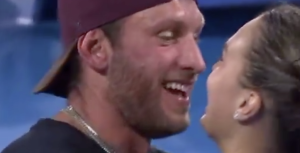 Insolite, Vidéos, WTA – Brisbane > Le baiser de la victoire pour Sabalenka sur le court avec son petit ami