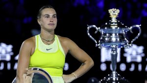 « Irrespectueux », « vulgaire »… Sabalenka fait semblant d&rsquo;uriner sur son trophée de finaliste de l&rsquo;Open d&rsquo;Australie et enflamme les réseaux sociaux