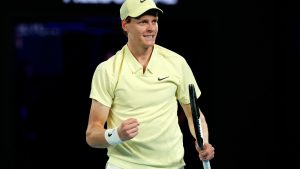 Jannik Sinner balaie Ben Shelton et défendra son titre en finale