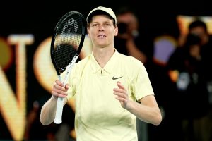 Le numéro 1 mondial Jannik Sinner rejoint Zverev en finale
