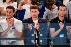 Léon Marchand assiste à la finale de l&rsquo;Open d&rsquo;Australie