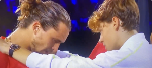 Les images très fortes de Sinner consolant Zverev, en larmes avant le début de la cérémonie