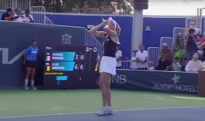 Mertens s’en sort contre Kudermetova à Hobart, les affiches des demi-finales connues