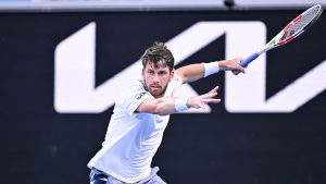 Norrie touche une spectatrice avec sa raquette et échappe à la disqualification