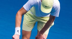 Open d&rsquo;Australie > La grosse confidence de Darren Cahill, coach Sinner : « Lorsque Jannik est arrivé sur le court, il était blanc comme un linge. Il était tellement malade. Nous ne savions pas s&rsquo;il serait apte à jouer contre Rune »