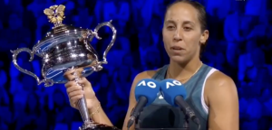 Open d&rsquo;Australie > Madison Keys, lors de la cérémonie après sa victoire en finale contre Sabalenka : « Mon équipe a cru en moi alors que je ne croyais pas en moi. Je ne savais pas si je serais capable de revenir en finale d&rsquo;un Grand Chelem »