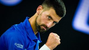 Open d&rsquo;Australie > Benoît Maylin, après le deuxième set remporté par Djokovic contre Alcaraz : « Un grand classique. Novak qui nous refait le coup de la blessure, qui casse le rythme, qui attend l’occasion, et qui surgit plus vif qu’un guépard pour bondir sur les services de Carlos »
