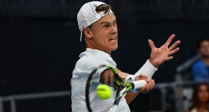 Open d&rsquo;Australie > « Rune a toujours dit qu&rsquo;il voulait rejoindre le train de Sinner et Alcaraz. Lundi, à Melbourne, il passera l&rsquo;un des plus grands tests de sa vie, celui qui peut lui permettre de montrer à tout le monde qu&rsquo;on peut encore avoir foi en lui », prévient José Moron