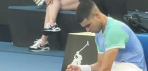 Open d&rsquo;Australie, Vidéos > Alcaraz copie Nadal de manière flagrante, les fans sont choqués