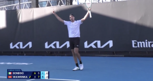 Open d&rsquo;Australie, Vidéos > Ce qu&rsquo;à fait Sonego n&rsquo;est plus du tennis, c&rsquo;est autre chose, incroyable, belle rentrée dans l&rsquo;histoire…