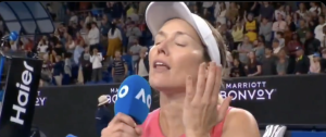 Open d&rsquo;Australie, Vidéos > Danielle Collins, huée par le public : « Pendant le match, je me suis dit : tant qu&rsquo;à être là, je peux aussi bien accepter ce bon gros chèque. On adore prendre des vacances 5 étoiles ! »