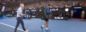 Open d&rsquo;Australie, Vidéos > Djokovic refuse l&rsquo;interview sur le court de Jim Courier et sort sous les sifflets !