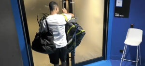 Open d&rsquo;Australie, Vidéos > Le geste très commenté de Carlos Alcaraz dans les couloirs du tournoi : « Il salue tout le monde et tient la porte pour que l&rsquo;agent d&rsquo;entretien puisse passer avec le chariot… »