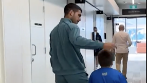 Open d&rsquo;Australie, Vidéos > L’immense classe d’Alcaraz avec un jeune fan : « Merci Carlos, tu es vraiment très gentil… »