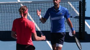 Open de tennis d’Australie : blessé, Novak Djokovic en demi-finale, Alexander Zverev qualifié pour la finale