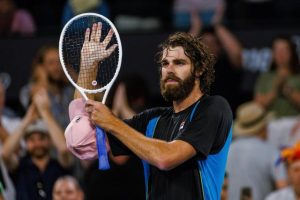 Reilly Opelka surprend Novak Djokovic à Brisbane et rejoint Giovanni Mpetshi Perricard en demies