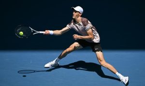Sinner se qualifie pour le deuxième tour de l’Open d’Australie en battant Jarry