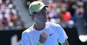 Tennis – Open d&rsquo;Australie (H) : Sinner lâche un set, Hurkacz et Tiafoe éliminés